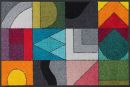 Bunte Fußmatte mit geometrischen Mustern, abstrakten Formen und kräftigen Farben, modernes Design.