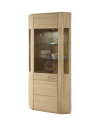 Eckvitrine aus hellem Holz mit Glastüren, Glasböden, Geschirr und Gläsern, modernes Wohnzimmermöbel.