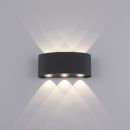 Moderne LED-Wandleuchte in Schwarz, strahlt dekoratives Lichtmuster nach oben und unten an weiße Wand.