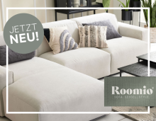 Helles, modernes Ecksofa mit dekorativen Kissen in stilvollem Wohnzimmer, links oben Kreis mit „Jetzt neu!“, unten rechts Roomio-Logo.