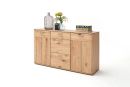 Sideboard aus Eiche mit drei Schubladen, zwei Türen, dekoriert mit Vase, Pflanze und Büchern auf weißem Hintergrund.