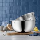 WMF 4-tlg Küchenschüssel-Set Gourmet Zwei Edelstahl-Rührschüsseln von WMF auf Holzbrett vor blauer Fliesenwand in moderner Küche.