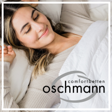 Erholsamer Schlaf mit Oschmann Comfortbetten Junge Frau liegt entspannt und lächelnd in einem Bett, eingekuschelt in weisse Bettdecke; unten rechts Logo von „Oschmann Comfortbetten“.