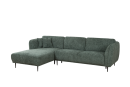 Grünes Ecksofa mit Ottomane, modernem Design und schwarzen Metallfüßen, freigestellt auf weißem Hintergrund.