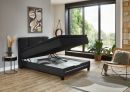 Modernes Schlafzimmer mit aufklappbarem Polsterbett, Stauraum, großen Fenstern und stilvoller Einrichtung.