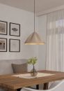 Moderne Esszimmer-Einrichtung mit Holztisch, Vase mit Blumen, Pendelleuchte und Wandbildern bei Tageslicht.
