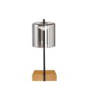 Moderne Tischlampe mit silbernem Metallschirm und Holzfuu00df, minimalistisches Design, stilvolle Beleuchtung.