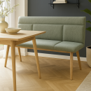 Moderne Esszimmerbank mit gru00fcnem Stoffbezug und Holztisch auf Parkettboden, skandinavisches Design.