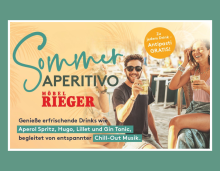 Sommer Aperitivo Junges Paar geniesst Drinks in sommerlicher Outdoor-Atmosphäre, daneben Werbetext zum „Sommer Aperitivo“ bei Möbel Rieger mit Gratis-Antipasti-Hinweis.