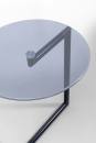 Runder Beistelltisch mit Glasplatte und modernem Metallgestell, minimalistisches Design, zeitgenössische Möbel.
