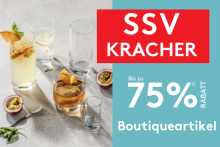 Grafik mit dem Schriftzug „SSV-Kracher – Bis zu 75 % Rabatt auf Boutiqueartikel“. Daneben verschiedene stilvoll angerichtete Gläser mit Sommergetränken, Eiswürfeln und Garnituren auf hellem Untergrund, umgeben von Passionsfrüchten und Minze.