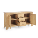 Sideboard aus hellem Holz mit drei offenen Schubladen und zwei geöffneten Türen, modernes Design, Stauraum.