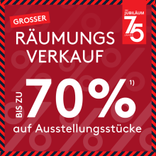 Quadratischer Werbebanner mit rotem Hintergrund und diagonalem Streifenrahmen, Text: „GROSSER RÄUMUNGSVERKAUF – Bis zu 70 % auf Ausstellungsstücke“, oben rechts Logo zum 75-jährigen Jubiläum.