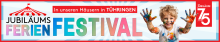 Werbebanner zum „Jubiläums-Ferienfestival“ von Möbel Rieger mit Zirkuszelt-Illustration und buntem Schriftzug; Hinweis „In unseren Häusern in Thüringen“ sowie ein fröhliches Kind mit bemalten Händen, rechts oben ein 75-Jahre-Jubiläumslogo.