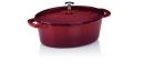 Roter gusseiserner Bräter mit Deckel und Griffen, ideal zum Schmoren und Kochen, auf weißem Hintergrund.