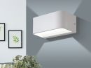 Moderne LED-Wandleuchte in Weiß an grauer Wand, indirekte Beleuchtung, minimalistisches Wohnraumdesign.