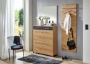 Moderner Flur-Garderobenschrank aus Holz mit Spiegel, Kleiderhaken, Jacke, Tasche und Dekoration.