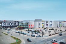 Aussenansicht des Möbel Rieger Aalen Einrichtungshauses mit grossem RIEGER-Schriftzug an der Fassade