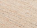 Beige Granit-Oberfläche mit feiner Maserung, Natursteinstruktur, ideal für Küchenarbeitsplatten und Böden.