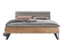 Bett BE-0823 Hellgrau 180 x 200 cm Modernes Holzbett mit grauem Kopfteil, grauer Bettwäsche, rosa Kissen und schwarzem Metallfuß, frontal fotografiert.