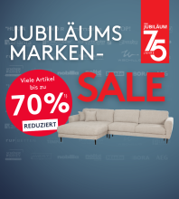 Jubiläums-Marken-SALE bei Möbel Rieger: Viele Artikel bis zu 70 % reduziert. Großes Sofa im Vordergrund, Markenlogos im Hintergrund. Hinweis: Die Aktionsbedingungen findest DU unter dem Bild.
