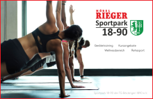 Möbel Rieger Sportpark 18-90 Sportgruppe beim Training in Plank-Position, daneben Infos zum Möbel Rieger Sportpark 18-90 mit Kurs- und Rehaangeboten.