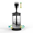 French Press mit schwarzem Deckel, Pfeil zeigt Auf- und Abbewegung des Stempels, Wasserströmungen sichtbar.