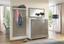 Modernes Flur-Garderobenset mit Spiegel, Schuhschrank, Kleiderhaken, Ablage und Dekoration im Eingangsbereich.