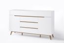Modernes Sideboard aus Holz in Weiß mit vier Schubladen und zwei Türen, skandinavisches Design, Wohnzimmermöbel.