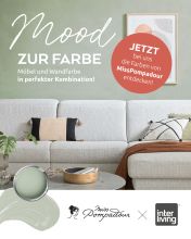 Werbemotiv „Mood zur Farbe“ in sanftem Salbeigrün mit heller Wohnlandschaft, Farbmuster und Beratungshinweis – Kooperation Schöner Wohnen x Interliving.