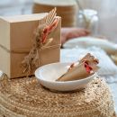 Geschenkbox und Schale mit Trockenblumen auf geflochtener Unterlage, natürliche Deko, nachhaltiges Geschenk.