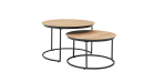 Zwei runde Couchtische mit Holzplatte und schwarzem Metallgestell im modernen, minimalistischen Design.