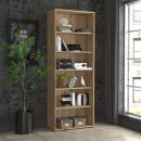 Modernes Bücherregal aus Holz mit Dekoration, Pflanzen und Büchern vor grauer Wand und großem Fenster.