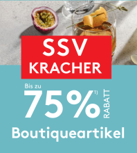 Werbegrafik mit dem Schriftzug „SSV-Kracher – Bis zu 75 % Rabatt auf Boutiqueartikel“. Daneben verschiedene stilvoll angerichtete Gläser mit Sommergetränken, Eiswürfeln und Garnituren auf hellem Untergrund, umgeben von Passionsfrüchten und Minze.