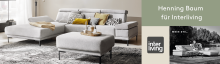 Werbebanner für Interliving mit Henning Baum: grosses graues Ecksofa mit Hocker, Zierkissen und Teppich im modernen Wohnzimmer, daneben Logo und Schwarz-Weiss-Bild mit Sofa am See.  