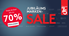 Jubiläums-Marken-SALE bei Möbel Rieger: Viele Artikel bis zu 70 % reduziert. Markenlogos im Hintergrund. Hinweis: Die Aktionsbedingungen findest DU unter dem Bild.