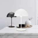 Zwei moderne Tischlampen, schwarz und weiß, auf weißem Marmortisch mit Dekoration im minimalistischen Stil.