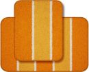 Zwei orange Badematten mit gelben und weißen Streifen, rechteckig, übereinandergelegt.