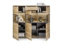 Modernes Sideboard aus Holz mit offenen und geschlossenen Fächern, dekoriert mit Vasen, Büchern und Schalen.