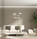 Modernes Wohnzimmer mit cremefarbenem Sofa, Design-Hängeleuchte, Couchtisch und grüner Zimmerpflanze.