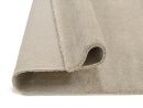 Webteppich Melanie Beige 80 x 300 cm Beiger Teppich, teilweise aufgerollt, Nahaufnahme der Struktur und Fasern, moderner Wohnteppich