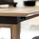 Schöner Wohnen Esstisch Cross Detailaufnahme einer modernen Holztischkante mit schwarzem Metallgestell, minimalistisches Design, Esszimmer.