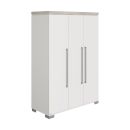 Moderner, weißer Kleiderschrank mit vier Türen, silbernen Griffen und Holz-Absetzung auf dem Schrankdeckel.