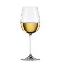 Weinglas mit Weiu00dfwein, auf weiu00dfem Hintergrund, elegantes Glas fu00fcr Weinverkostung und Gastronomie