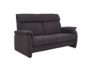 Dunkelgraues, modernes 2-Sitzer-Sofa mit Armlehnen und Kopfstützen, freistehend auf weißem Hintergrund.
