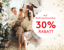 Familie mit Kind und Hund am Weihnachtsbaum, 30% Rabatt auf Weihnachtsartikel, festliche Weihnachtsstimmung