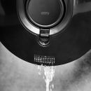 Schwarzer GEFU-Küchensieb lässt Wasser ablaufen, Nahaufnahme, Küchenzubehör, Spülen, Abtropfen.