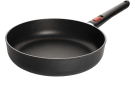 Schwarze Antihaft-Pfanne mit abnehmbarem Griff, ideal zum Braten und Kochen in der modernen Küche.