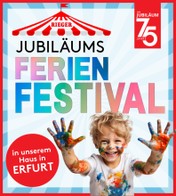 Bunte Werbegrafik für das „Rieger Jubiläums-Ferien-Festival“ mit einem fröhlich lachenden Kind, dessen Hände und Kleidung mit Farbe beschmiert sind. Im roten Kreis steht: „in unserem Haus in Erfurt“. Oben rechts das Logo „75 Jahre Jubiläum“.