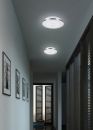 Moderner Flur mit LED-Deckenleuchten, weißen Wänden, Schwarz-Weiß-Fotografien und bodentiefen Fenstern.